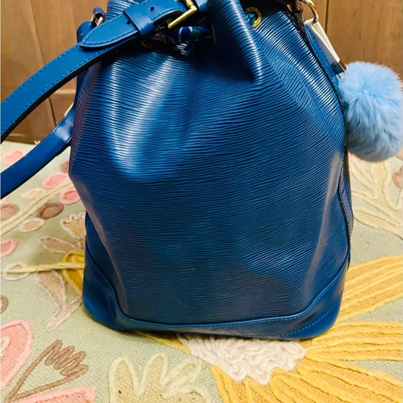 Authentic Louis Vuitton Epi Noe shoulder draw string bag blue! - Picture 4 of 7